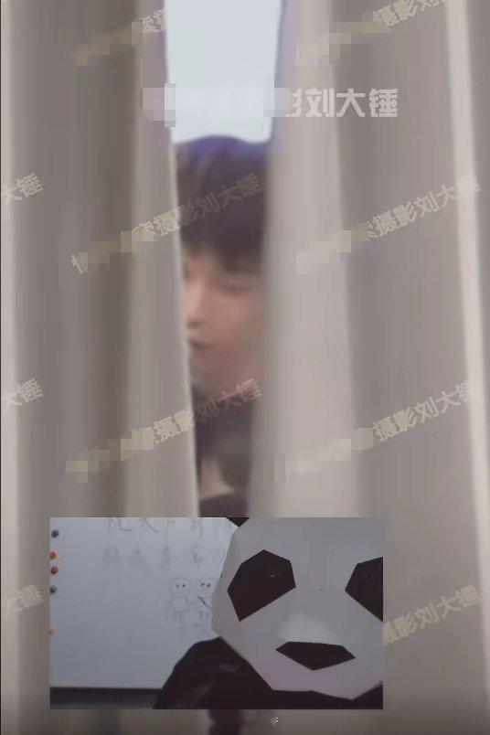 有八卦媒体曝出刘些宁与何与的接吻画面，并透露两人从同一单元楼出来上班，晚上又一起