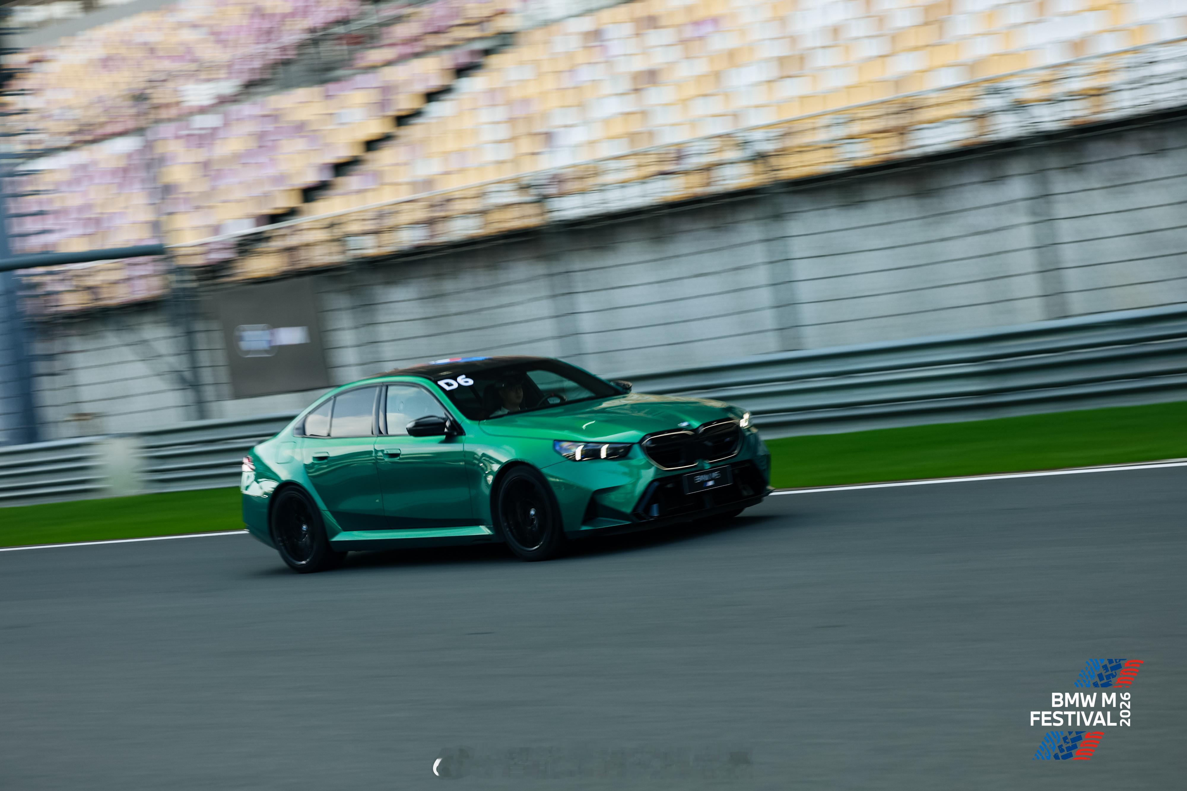y1s1，250km/h极速，对于一台585匹，百公里加速3.5s的电机V8来说