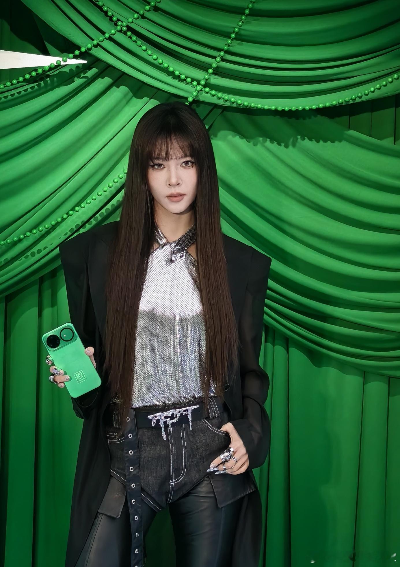 辣妹宋妍霏我笑纳了谁能拒绝宋妍霏同款nova15系列啊！现场上手体验直接被圈粉，