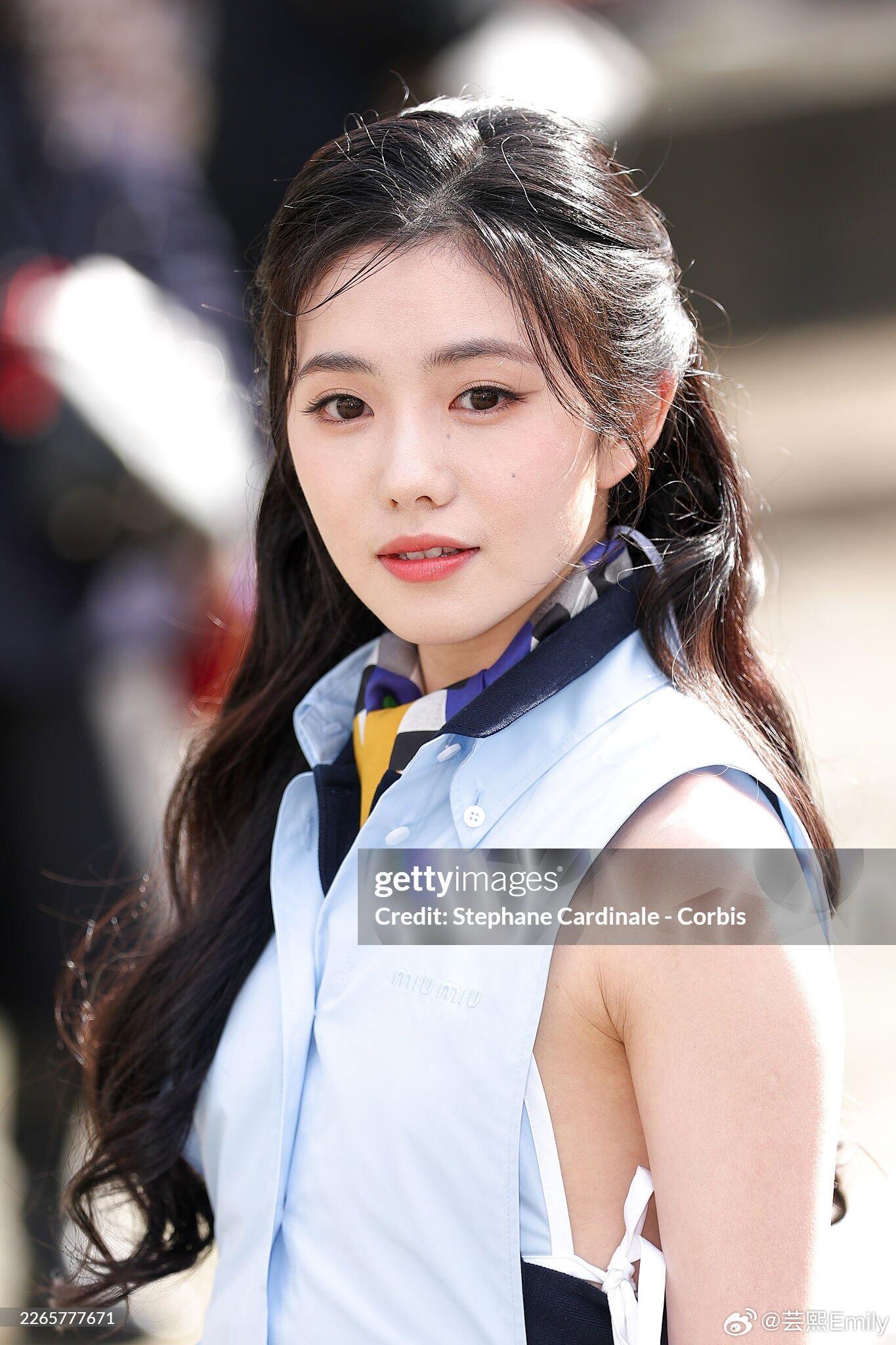 刘浩存巴黎时装周看秀生图，美的好权威！品牌大使刘浩存亮相Miu Miu 2026