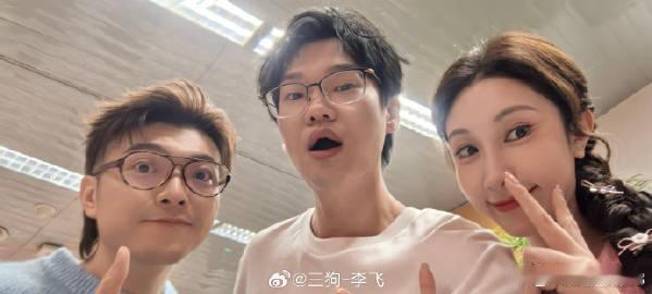 李飞在春晚跟喜人团建上了 合照的背后是无数的汗水与坚持，李飞的成功告诉我们，只要