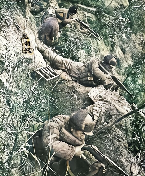 1952年，上甘岭战役的一张罕见照片，镜头中志愿军战士们个个在自己的位置上，紧贴...