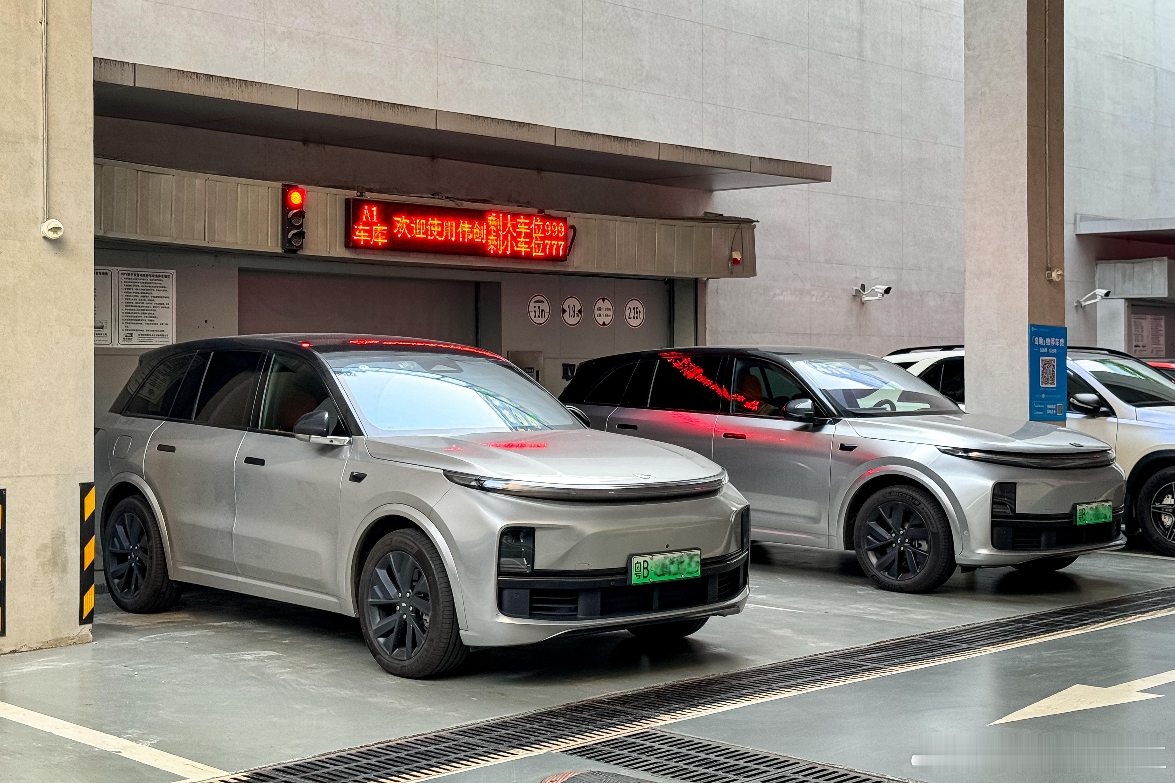 公司停车场两台同样配色的理想 L 系列，大家能看出来是理想 L 几吗？新能源汽车