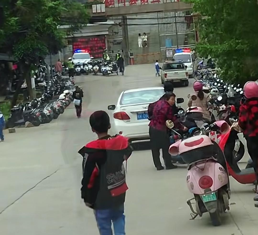 广州家长注意！这几所小学周边电动车严查，接娃千万别乱停
 
紧急提醒广州各位家长