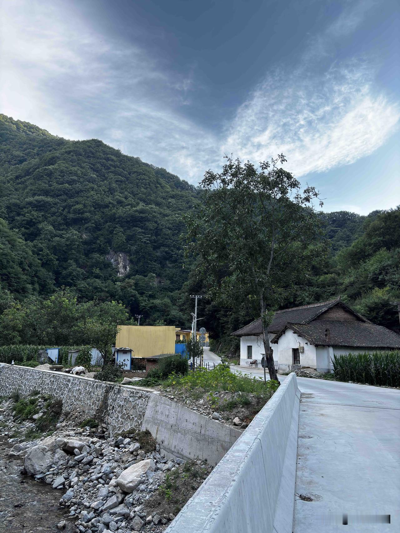 蓝田红门寺唐家湾，上次来修路，上周去，路已修好了，顺着这路直往前，可以到柞水县，