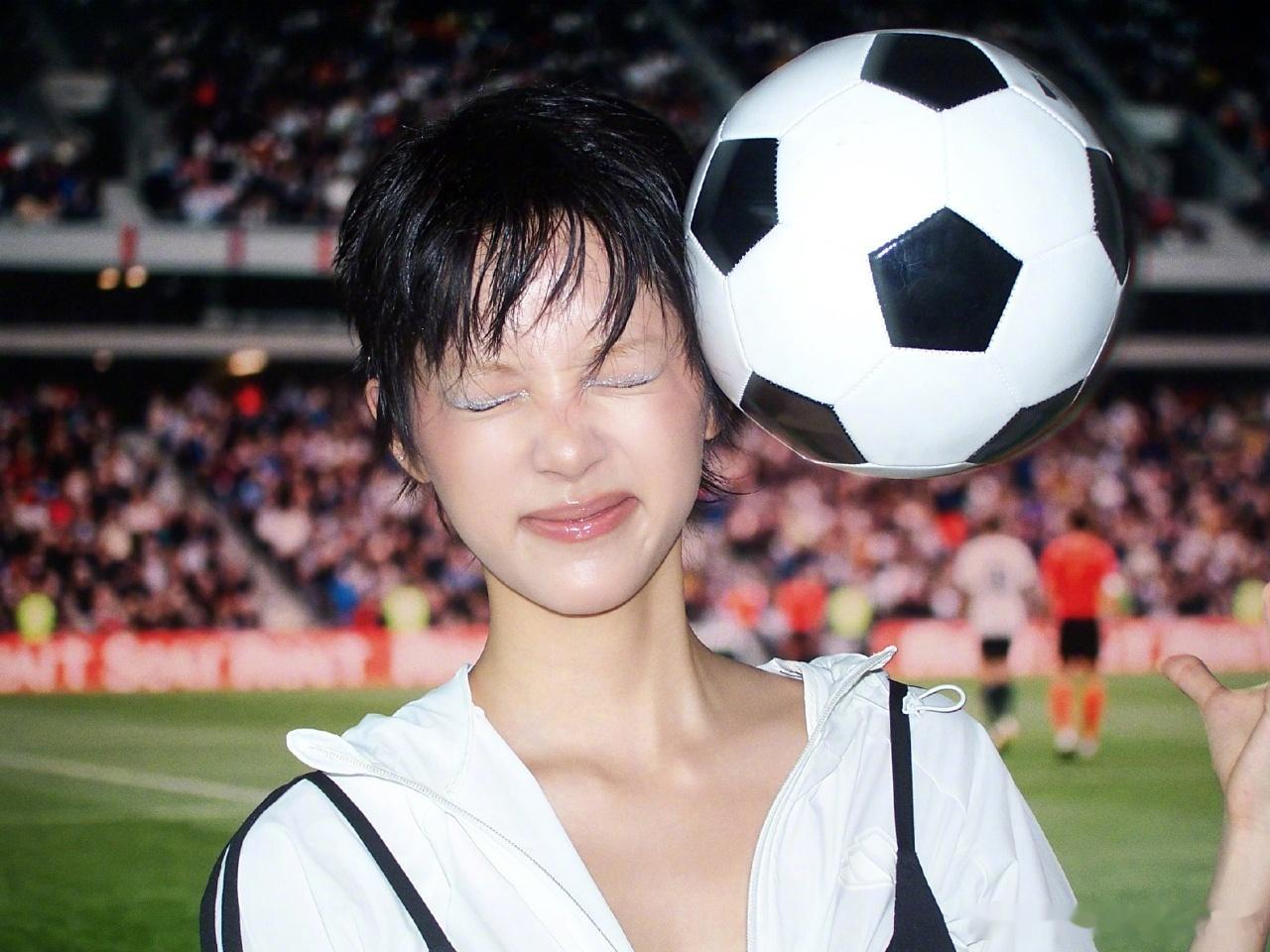 欧阳娜娜欧阳娜娜世界杯plog欧阳娜娜头顶大梳子 今天是新风格的娜娜! 