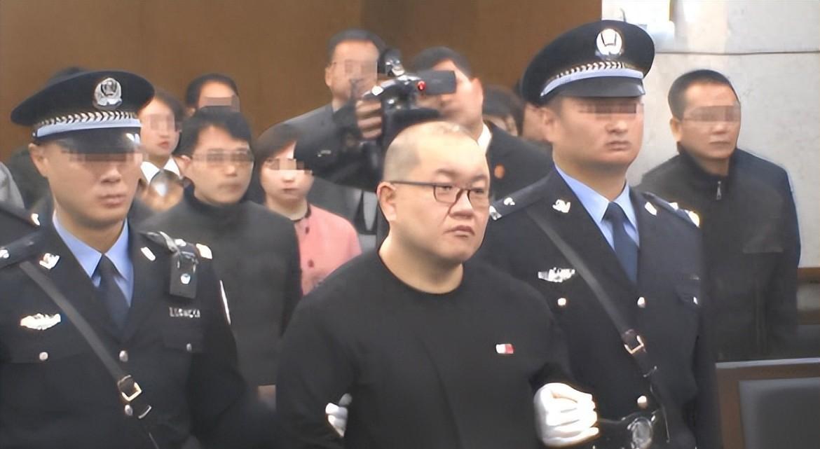孙小果1998年被判死刑，云南高院复核也维持了。可2007年突然改判20年，理由