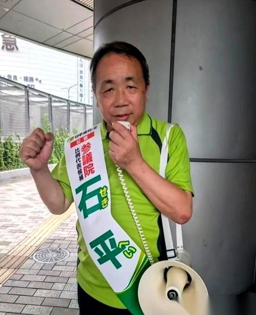 日本大选刚落幕，全场最激动、跳得最高的，居然是个华裔。
一个叫石平的“日本人”，
