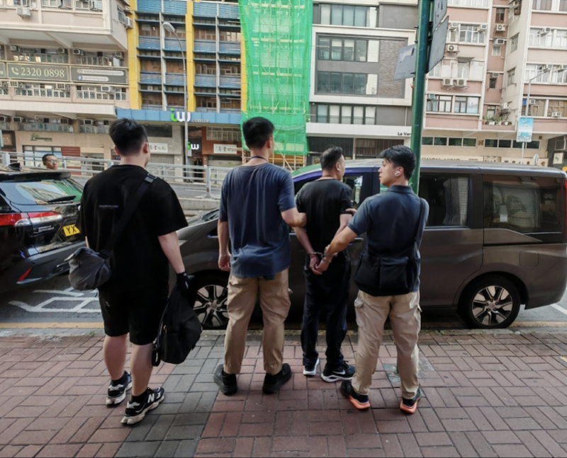 #内地男子从香港店铺偷走6万港元#【内地男子从香港一家店铺偷走约6万港元现金！曾