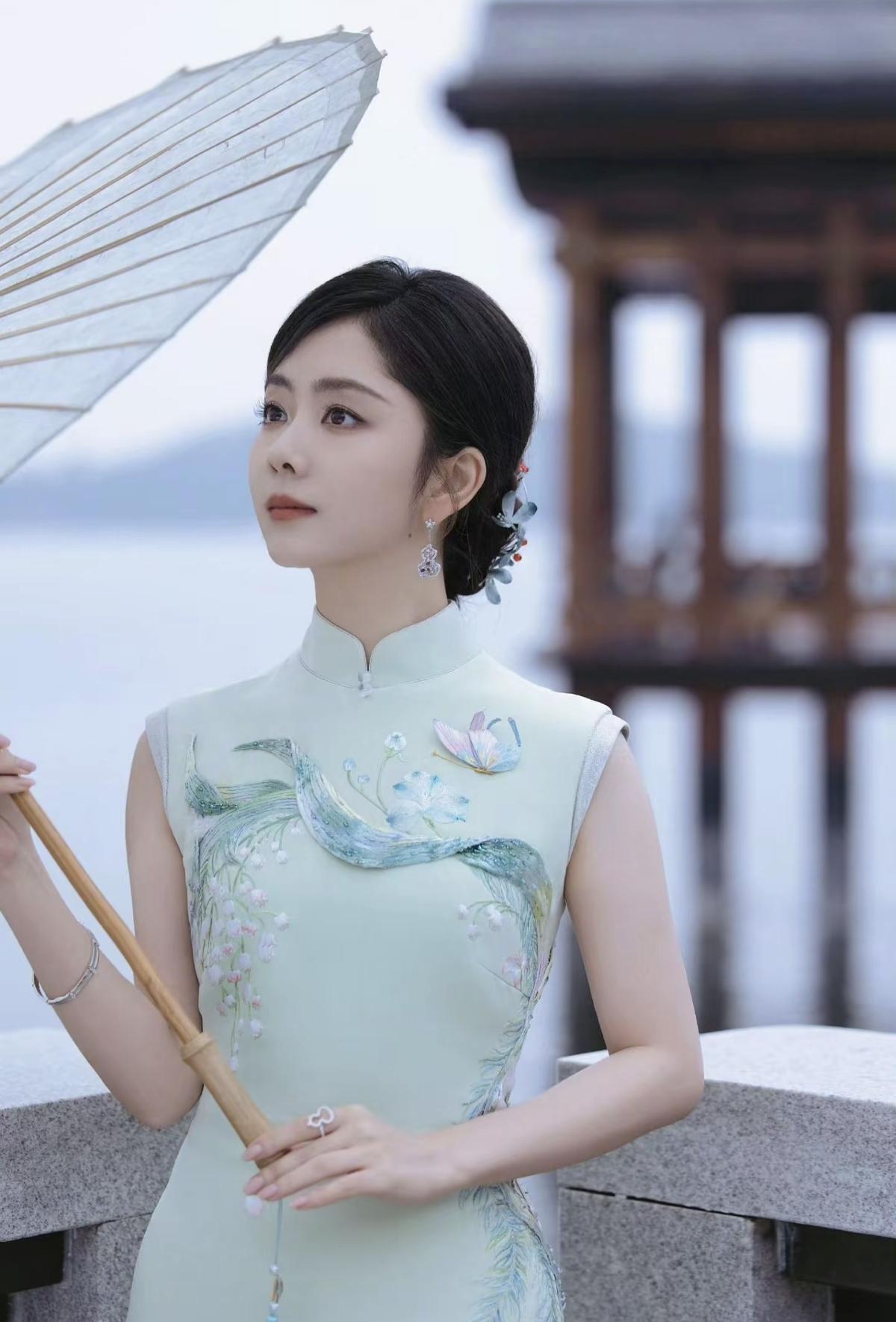 粗辫配旗袍，油纸伞衬眉眼，谭松韵这组国风写真，完美诠释东方独有的清雅灵气[赞][