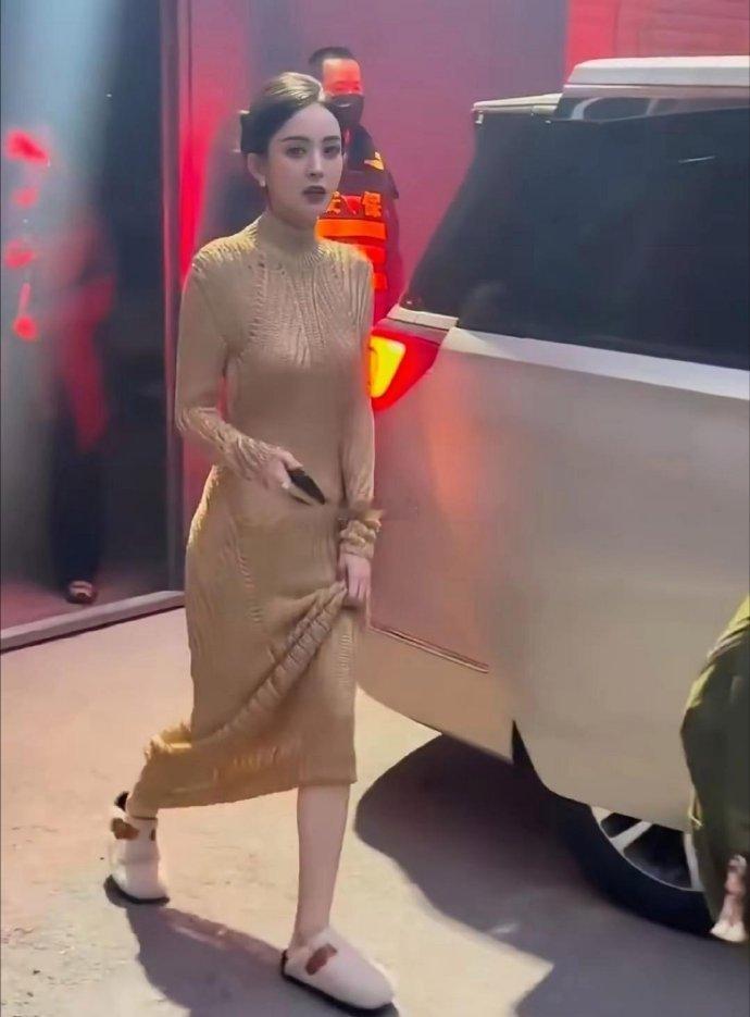 这件毛衣裙啥意思？前面基础，后面就不基础？