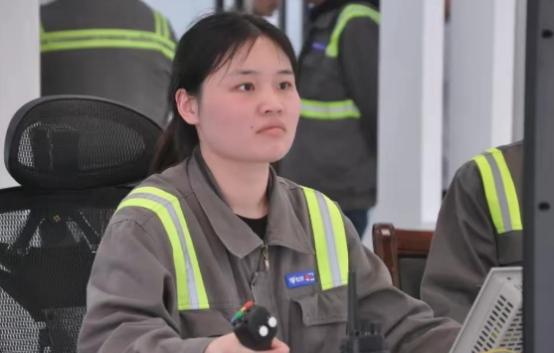 2023年，28岁的211法学毕业生、持证律师李丽，彻底告别文职赛道跨界转型。