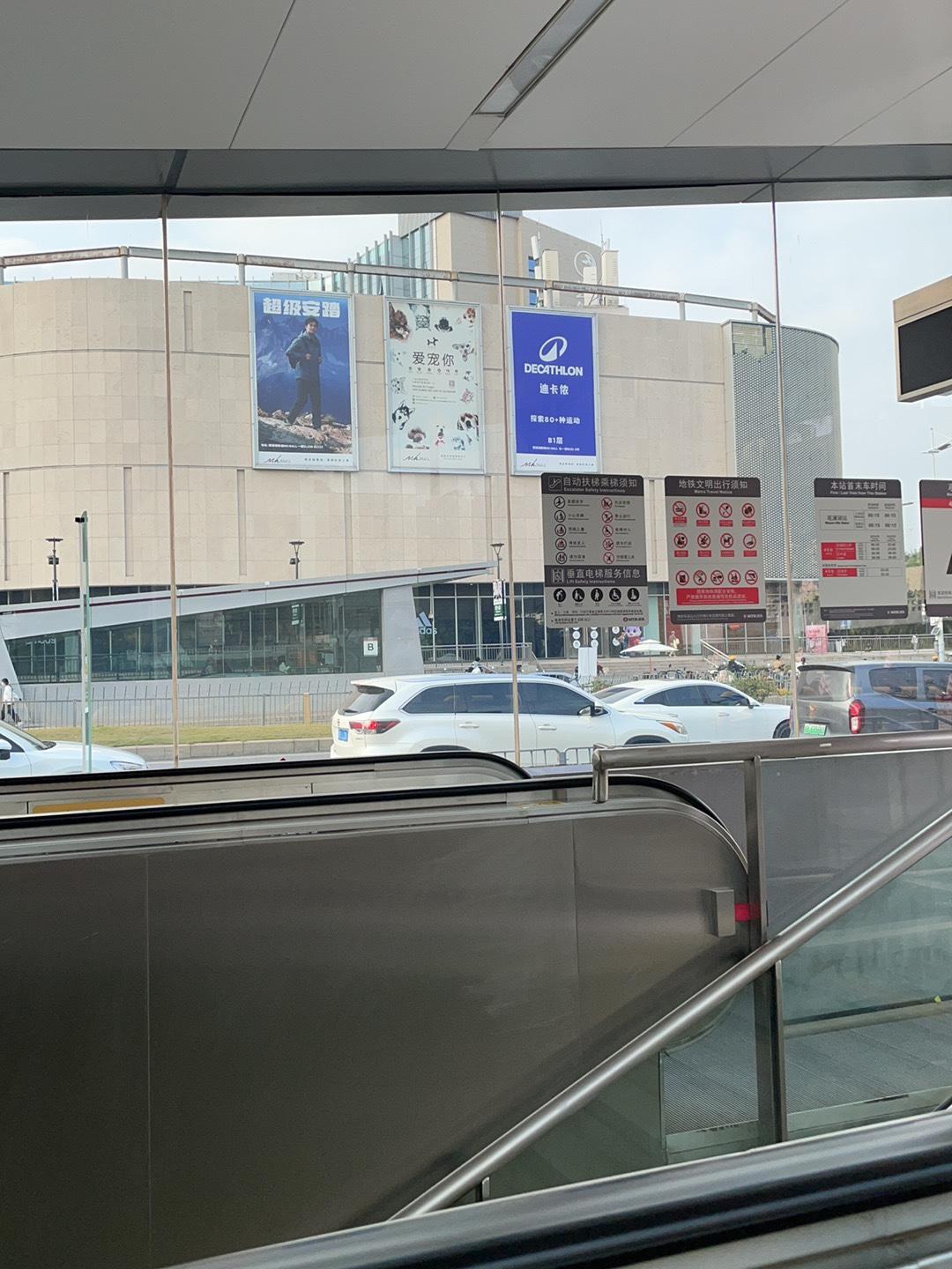 李某被辞退后，想要用国家涉密资料换取绿卡
李某在负责退休老干部的医疗保健休养单位