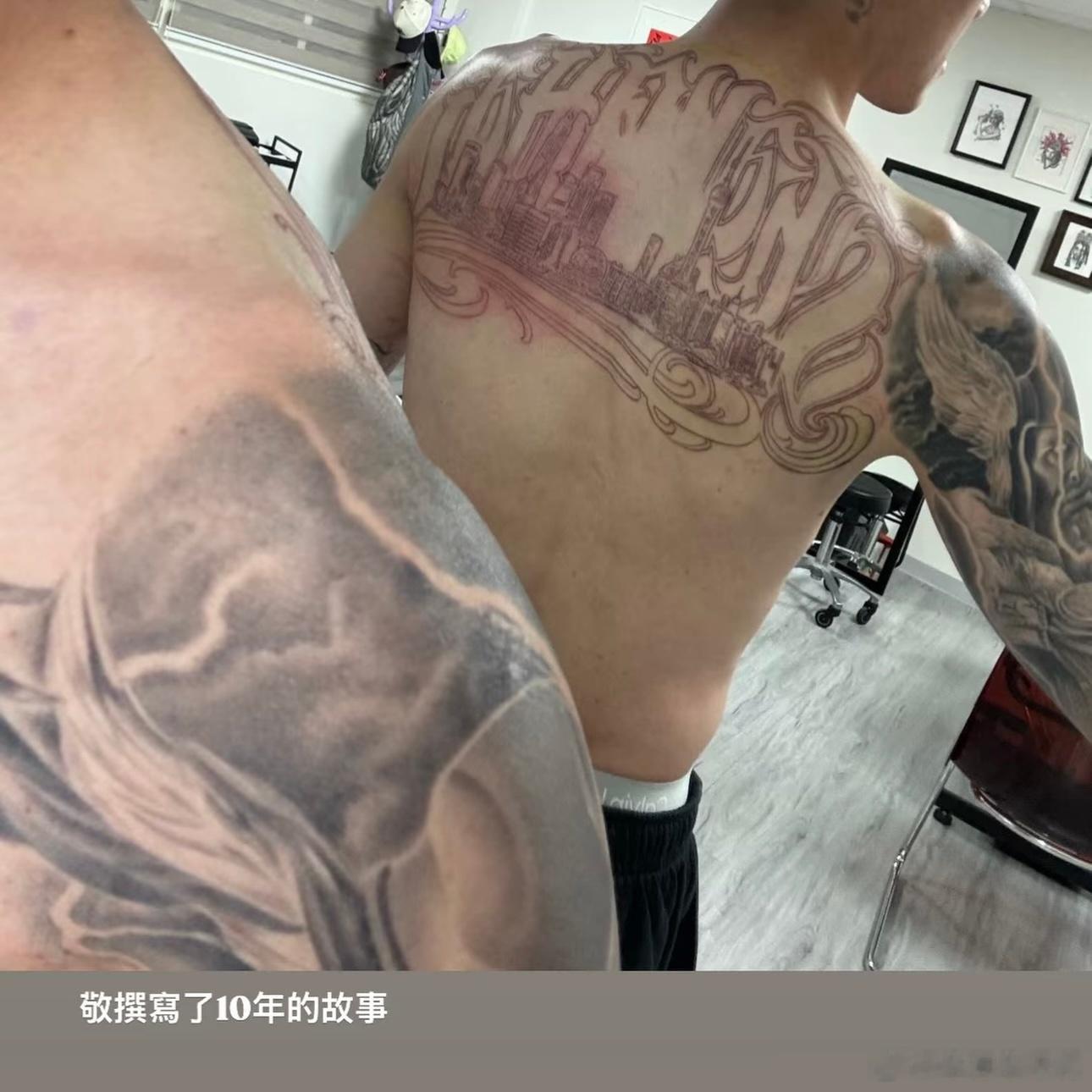刘铮instagram晒出自己新添的上海天际线纹身。 