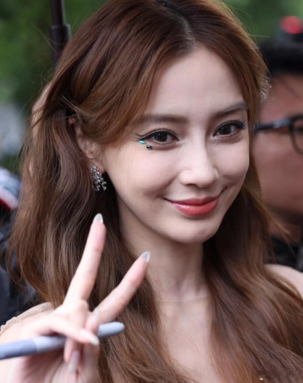 AB生图来了，谁给她画得眼妆，像人为增加了鱼尾纹angelbaby杨颖 ​​​