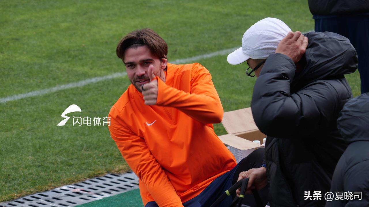 泰山队在备战辽宁铁人时候，新外援阿尔瓦罗，租借回归的段刘愚，彭啸、彭逸翔、陈泽仕