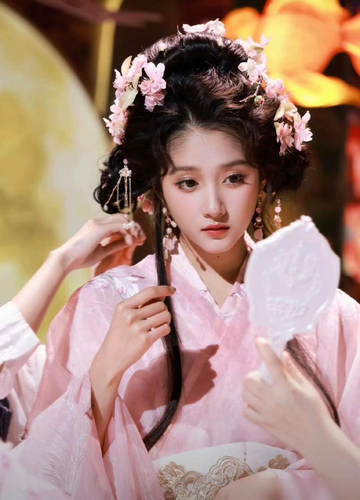 关晓彤这次口碑怎么突然翻车了呢其实关之琳也是瓜尔佳氏啊，但是人家从不把这种身份拿