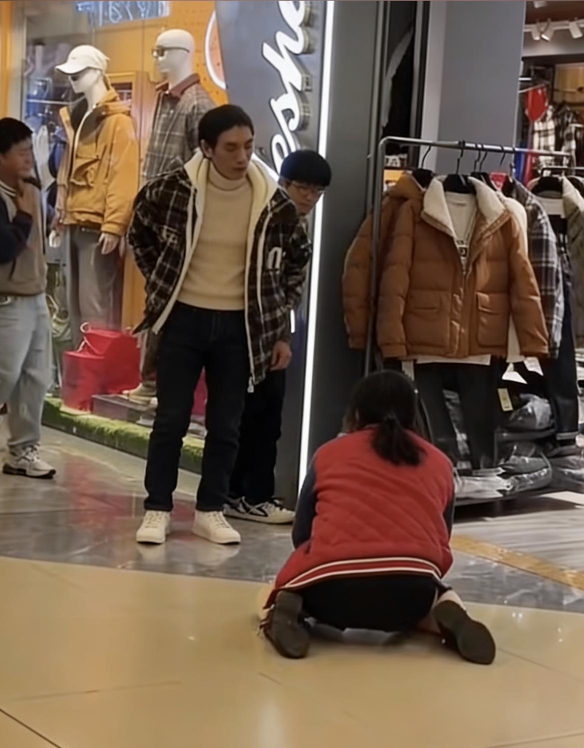“商场下跪求买衣！”湖北一商场内女子竟当众下跪哀求丈夫买羽绒服，丈夫却狠心训斥后