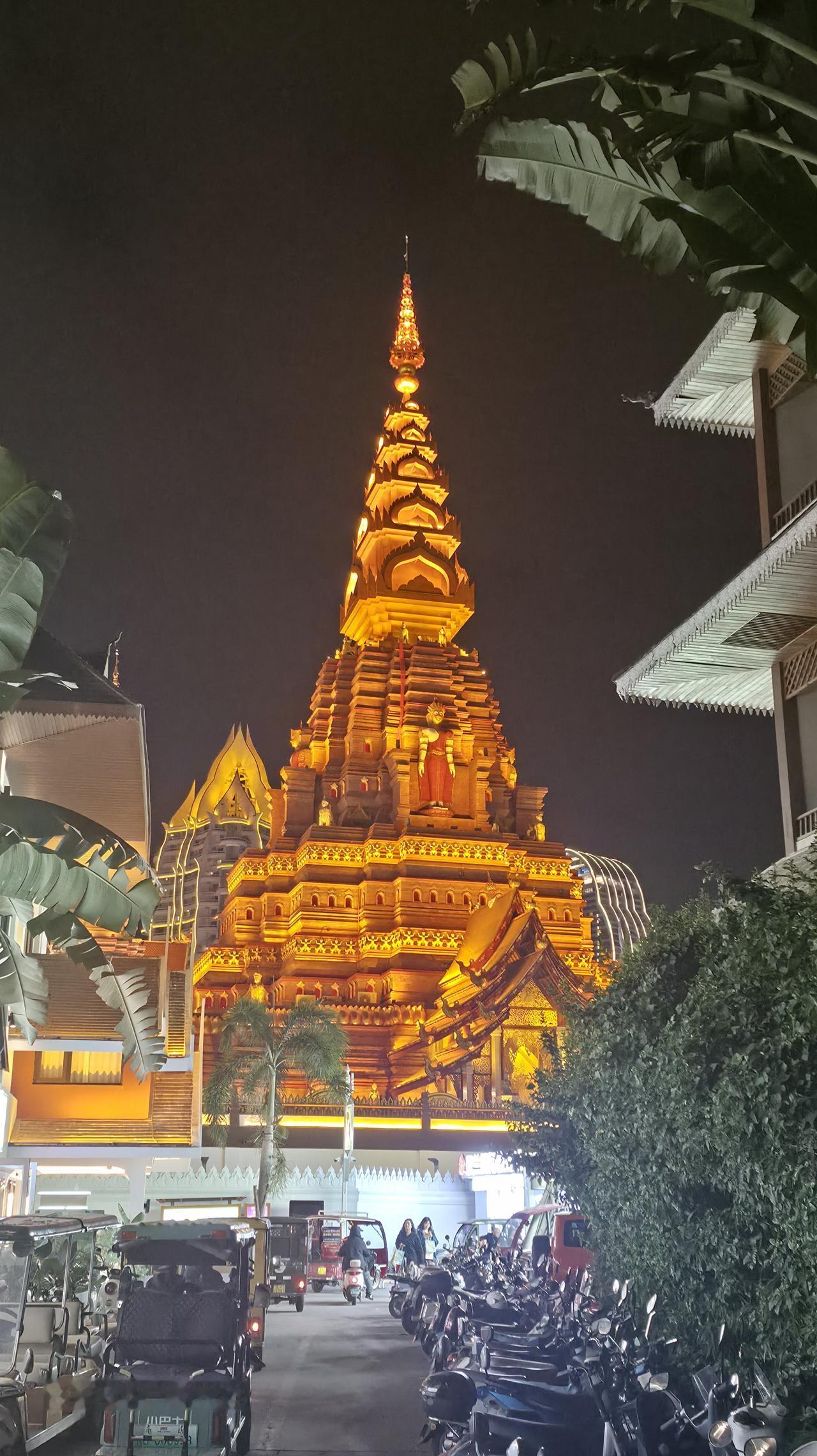 西双版纳傣族自治州的建筑别具一格，东南亚风情味十足真是太美了。