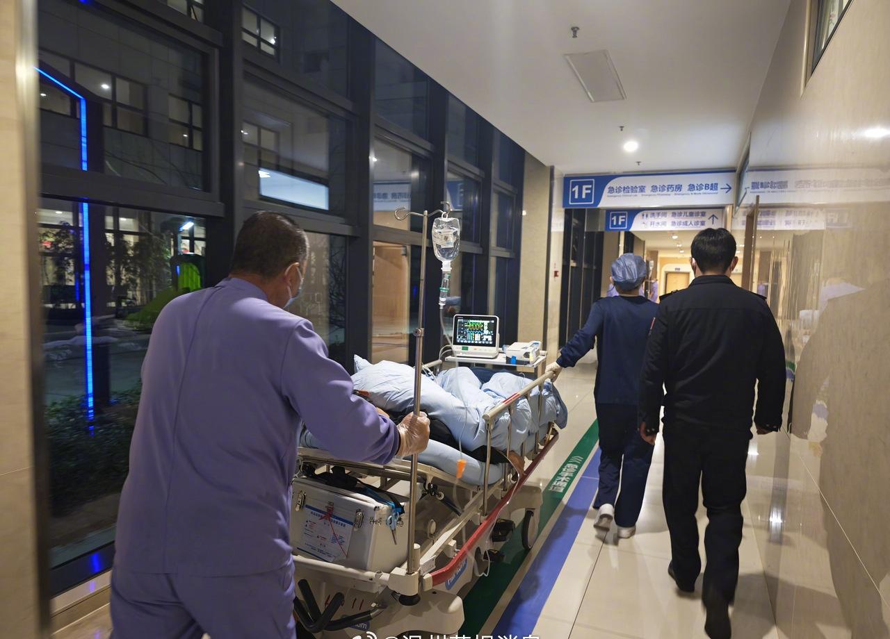 【外籍船员温州海域突发疾病，边检开通绿色通道紧急救助】3月21日17时40分，一