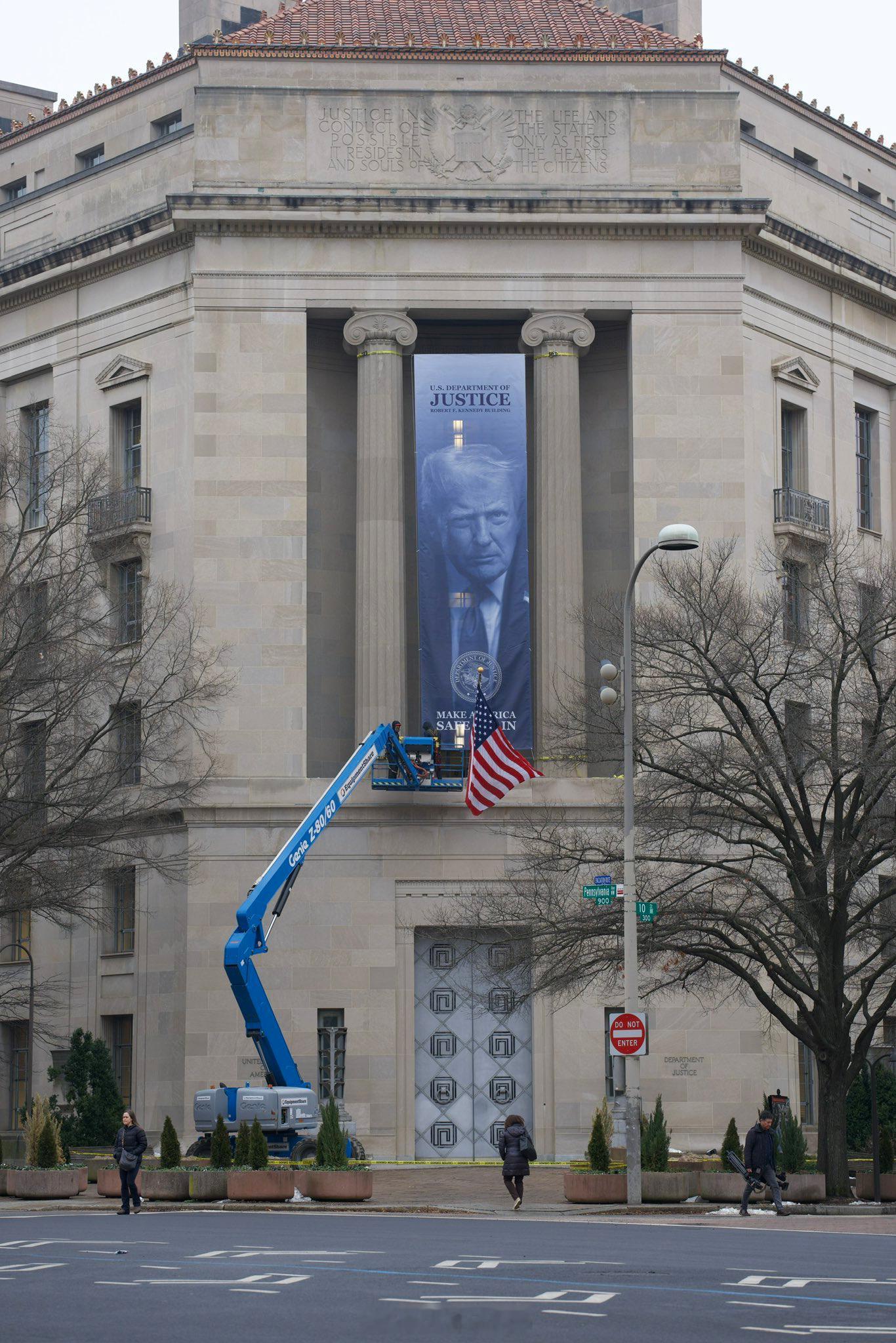 华盛顿，美国司法部大楼升起特朗普巨幅画像 