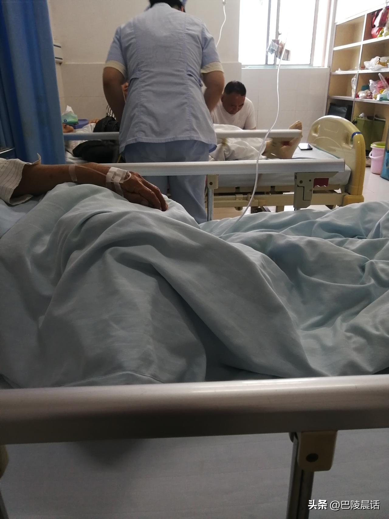 真不知道该怎么办？

93岁的老人，现在输尿管里有一粒近4毫米的结石，却又偏偏喜