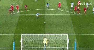 足总杯1/4决赛，曼城对阵利物浦，比赛第37分钟范戴克禁区内犯规送点，哈兰德点球