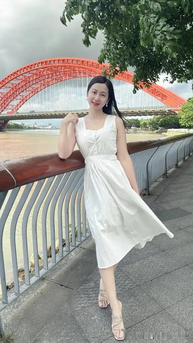 男人靠近你，多为性。
女人靠近你，多为利。
中间那点客气，叫礼貌。
人心向来直白