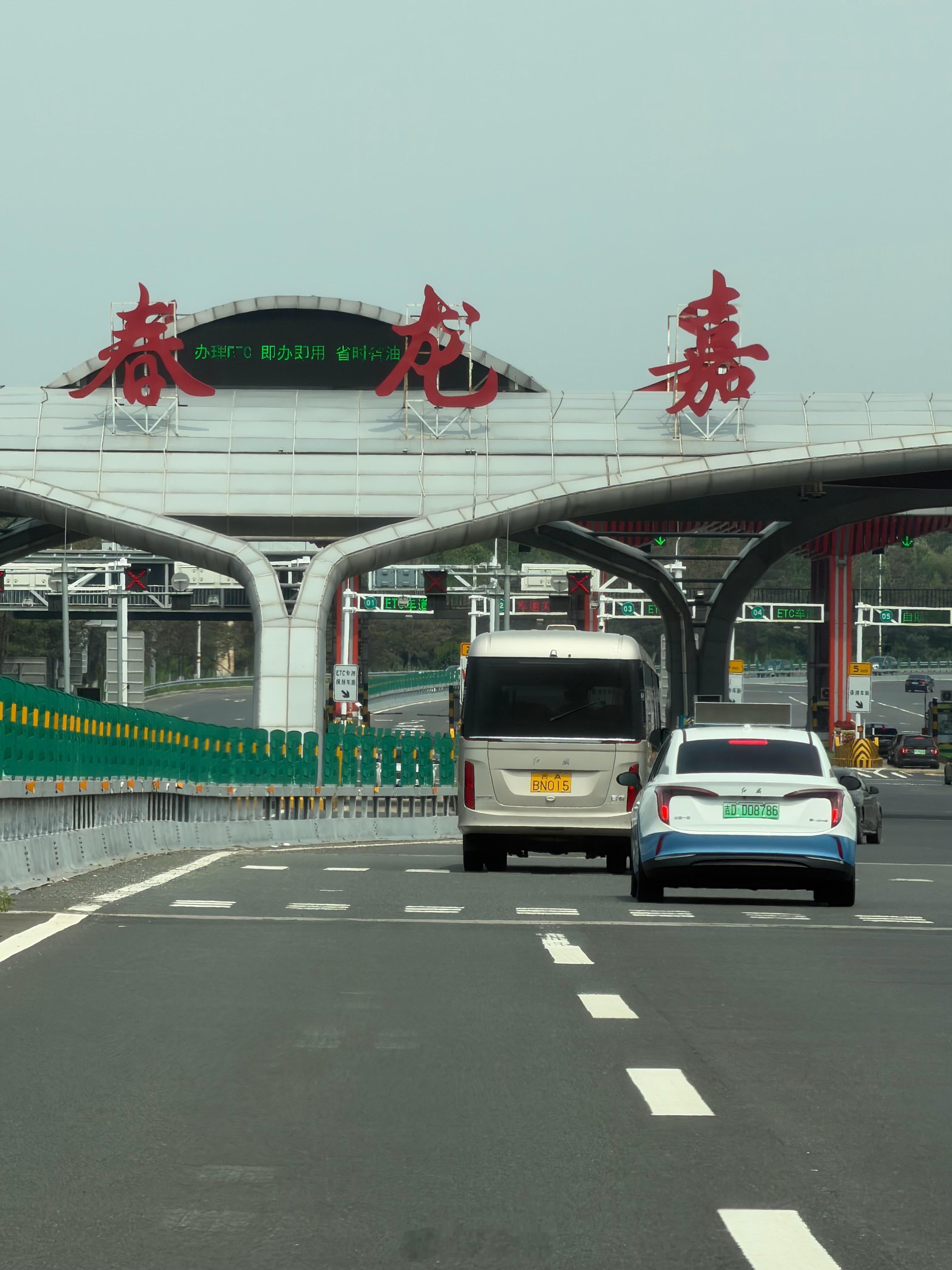 红旗国悦的能见度越来越高了，这车比考斯特舒服多了！ 