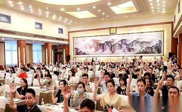 活久见，
开饭馆的不琢磨厨艺，反倒凑一块儿声讨顾客？

这个人叫做老罗，因为这个