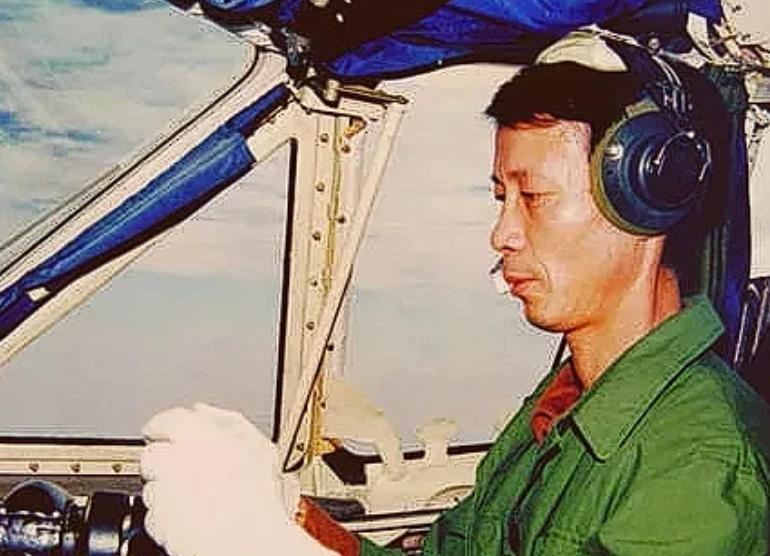1996年，我国试飞员邹延龄出国交付飞机，当天晚宴上，一位外籍人士在他耳边轻声说