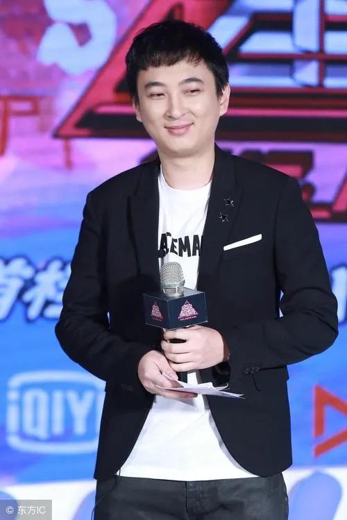 王思聪喜当爹，可把汪小菲乐坏了，他高兴地说：“我虽然取代了王思聪的热搜体质，但我