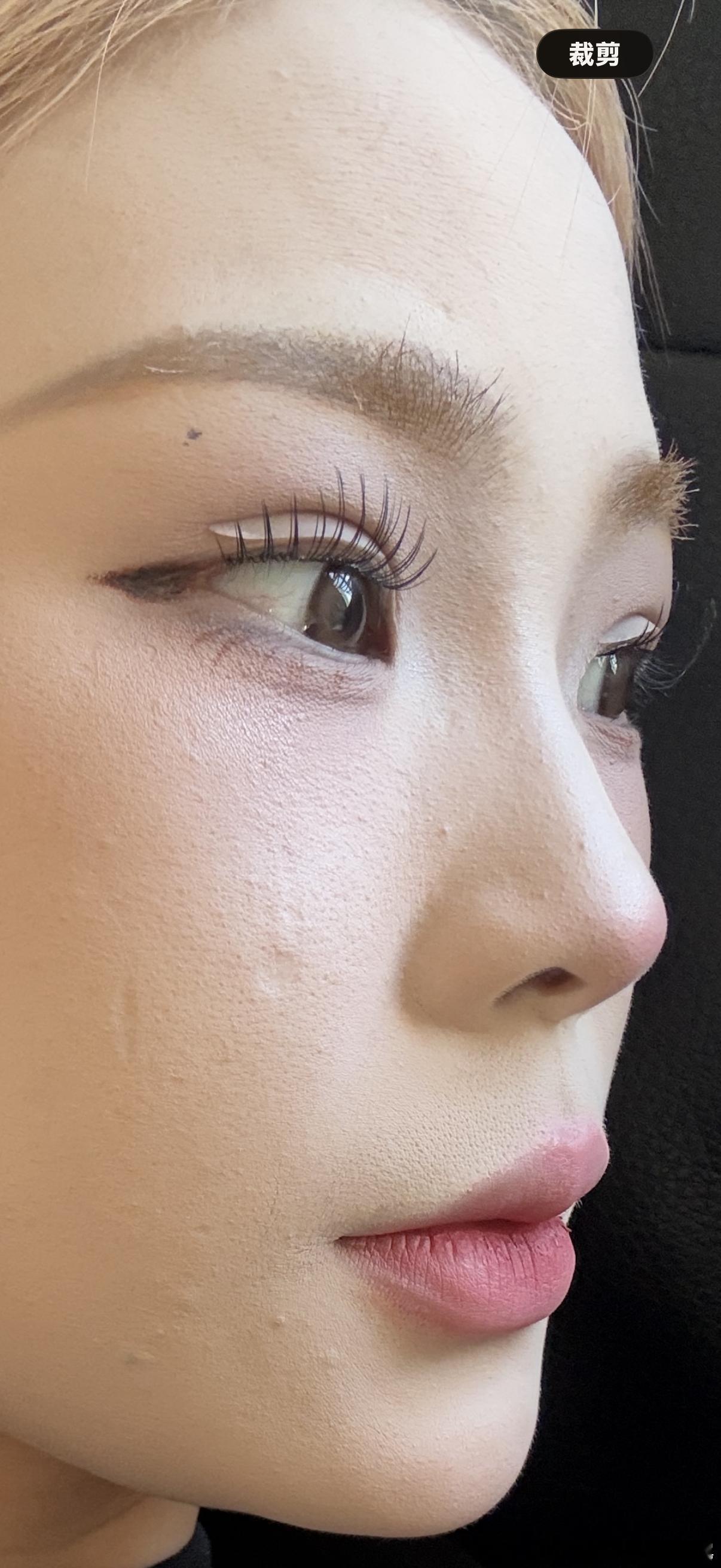 刷到YSL的广告词脸上麻麻赖赖的你就用那闺蜜用了一个月了怎么还有