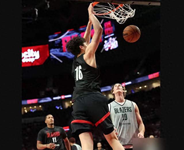 同一个杨瀚森，NBA空接暴扣，国家队背身硬凿，问题到底出在哪