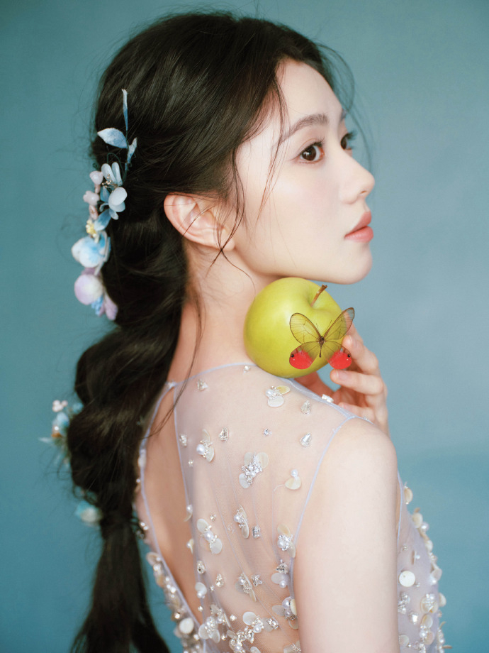 浩存这张脸真的是老天追着喂饭吃，公开活动的造型从来没出错过。曾经两次近距离见过她