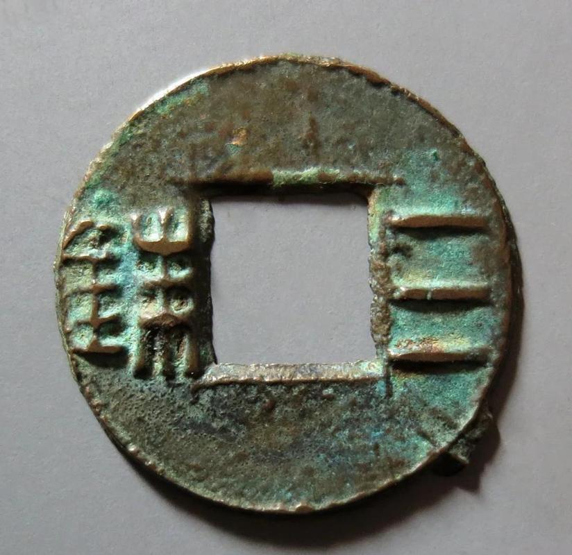 太离谱了，东汉最后一场浩劫，不是败在战场，是败在一炉铜里。190年董卓进京，财政
