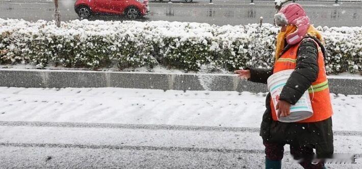今年下雪为啥不撒融雪剂了

近日，北京迎来今冬初雪，路面作业中不见融雪剂身影引发