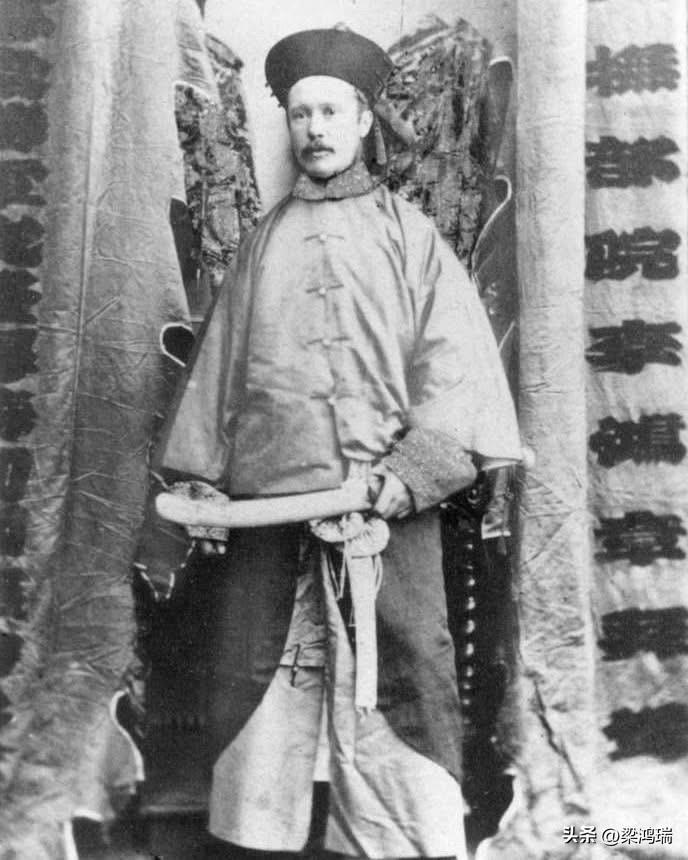 常胜军戈登

戈登 1833 年出生在伦敦伍利奇的军人家庭，毕业于皇家军事学院，