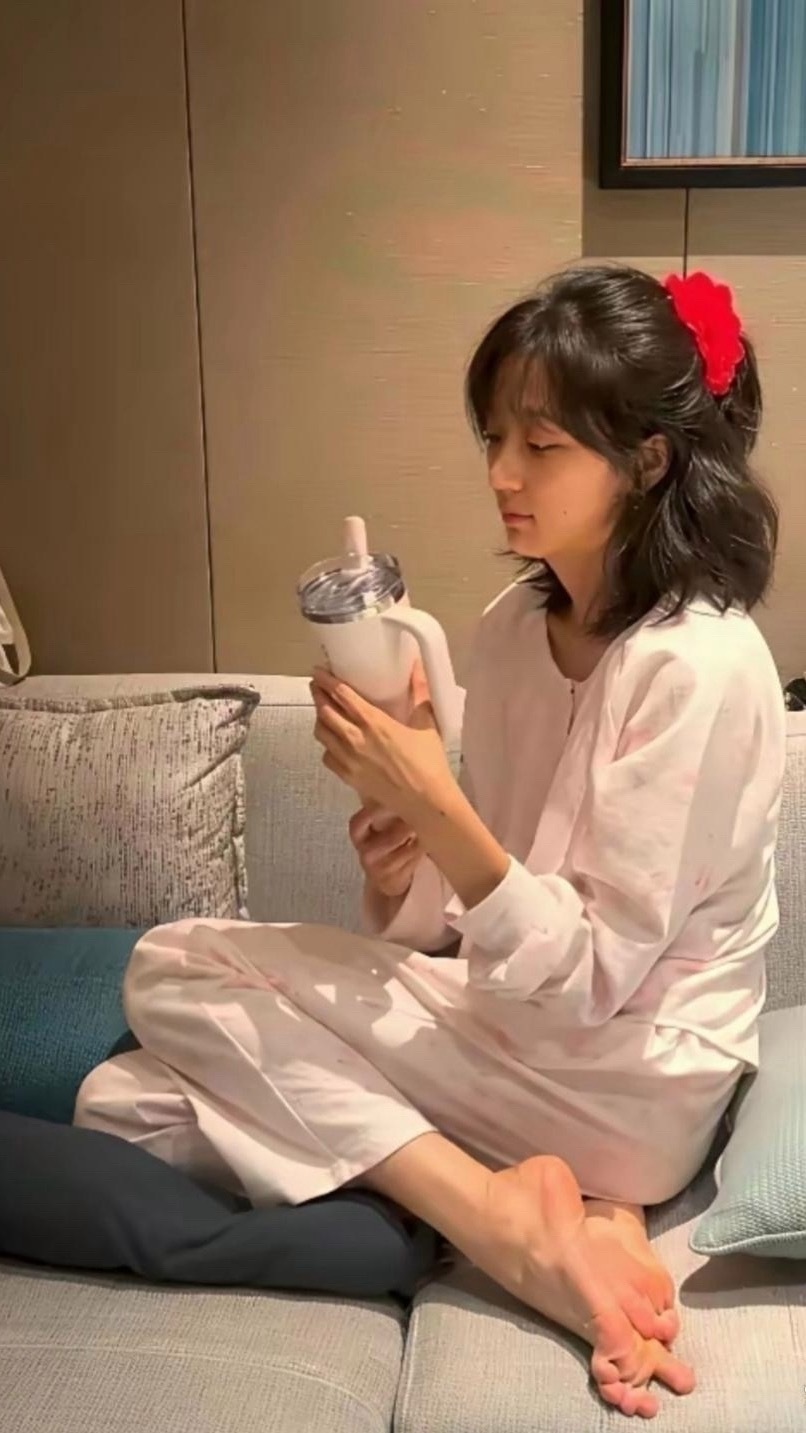 ￼孙千⁠￼￼的脚趾好奇怪啊，头一次看见这样的脚趾头。 ​​​