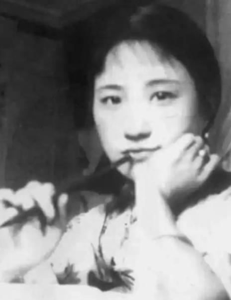 1965年，陆小曼去世。翁香光前来料理后事，见四下无人，她解开陆小曼的衣扣，讥讽