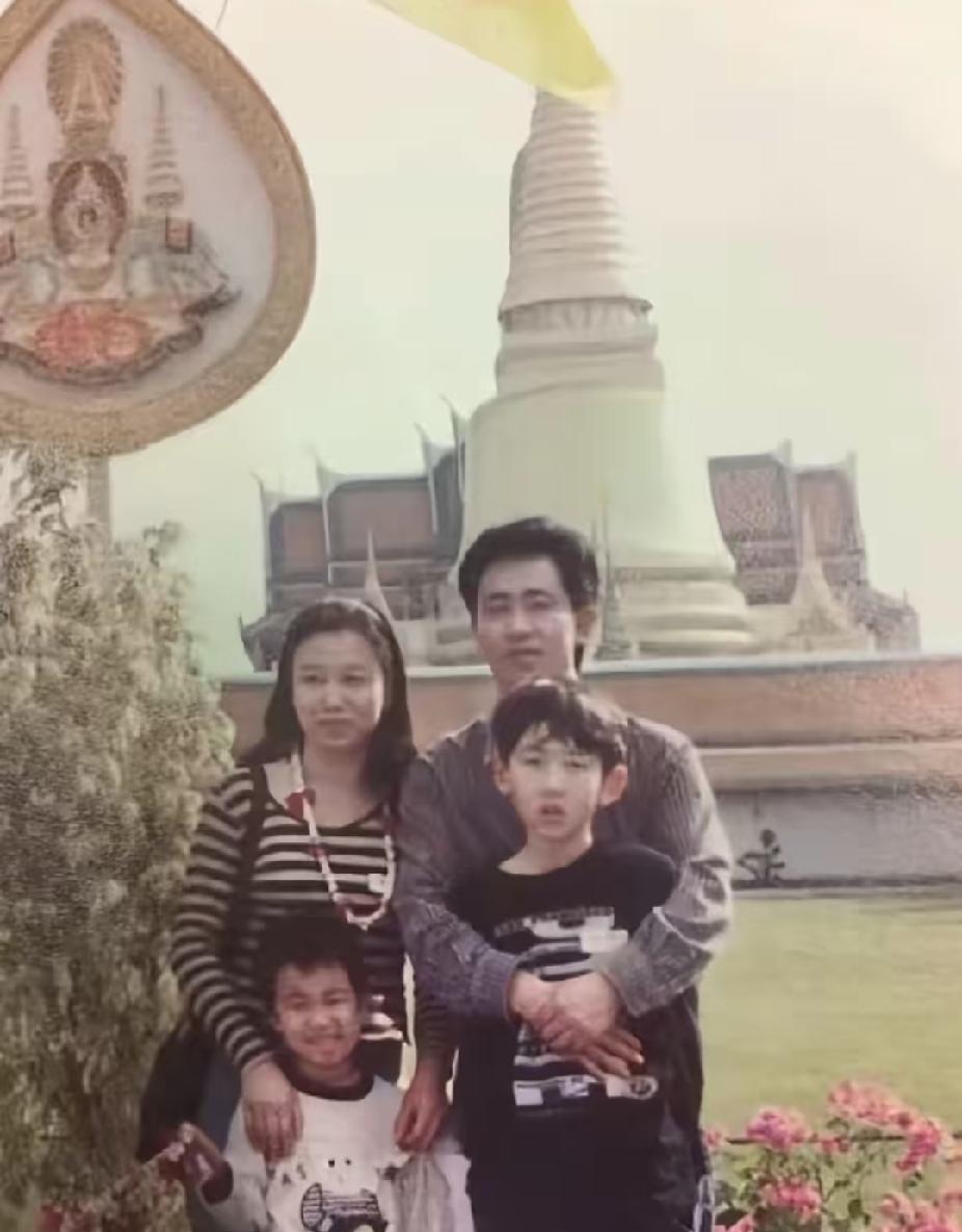 这张早年泰国曼谷的全家福，定格了许家印一家四口昔日出游的瞬间。泛黄的老照片里，一