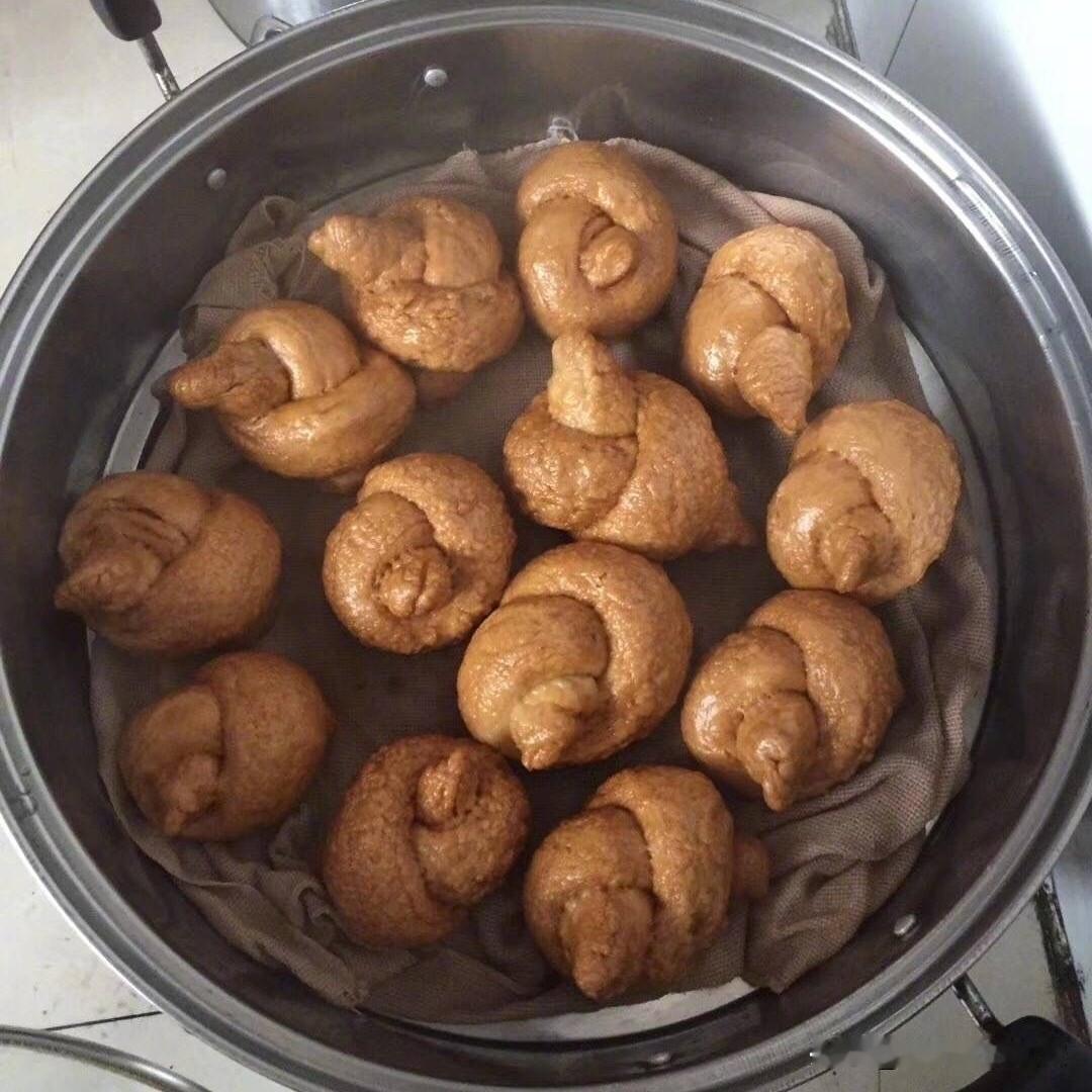 这是我刚才在一个软件里，刷到的图片。就问这样的馍馍，你们能吃得下去吗？我怎么看着