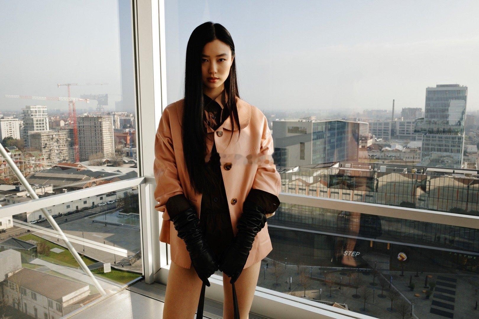 超模的气场不止在T台上，台下看秀也气场十足！ 超模陈瑜Prada看秀造型释出，粉