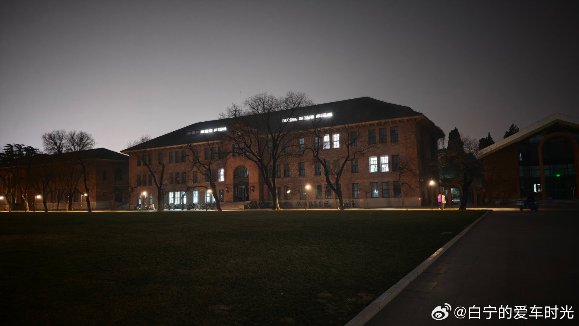 清华这些建筑夜里真漂亮，中学时代经常在这玩，白天没觉出哪里好，现在一看，太美了。