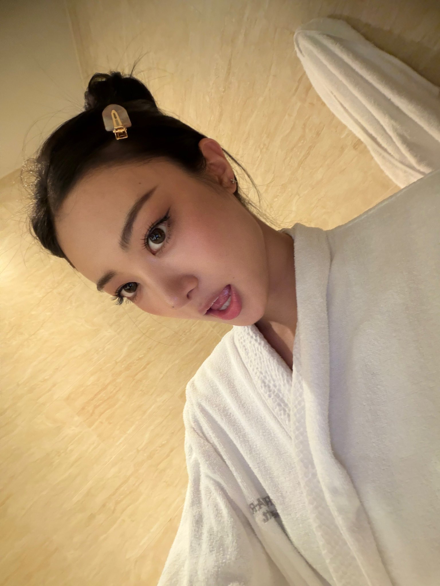 🖤：那不是双马尾🖤：是Aveda的发夹 超级可爱对吧 