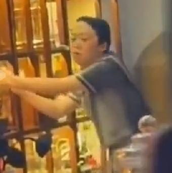 宜宾女子不满剪发砸隔壁酒铺，损失30万！留着短发，目测30岁左右，酒铺女老板娘说