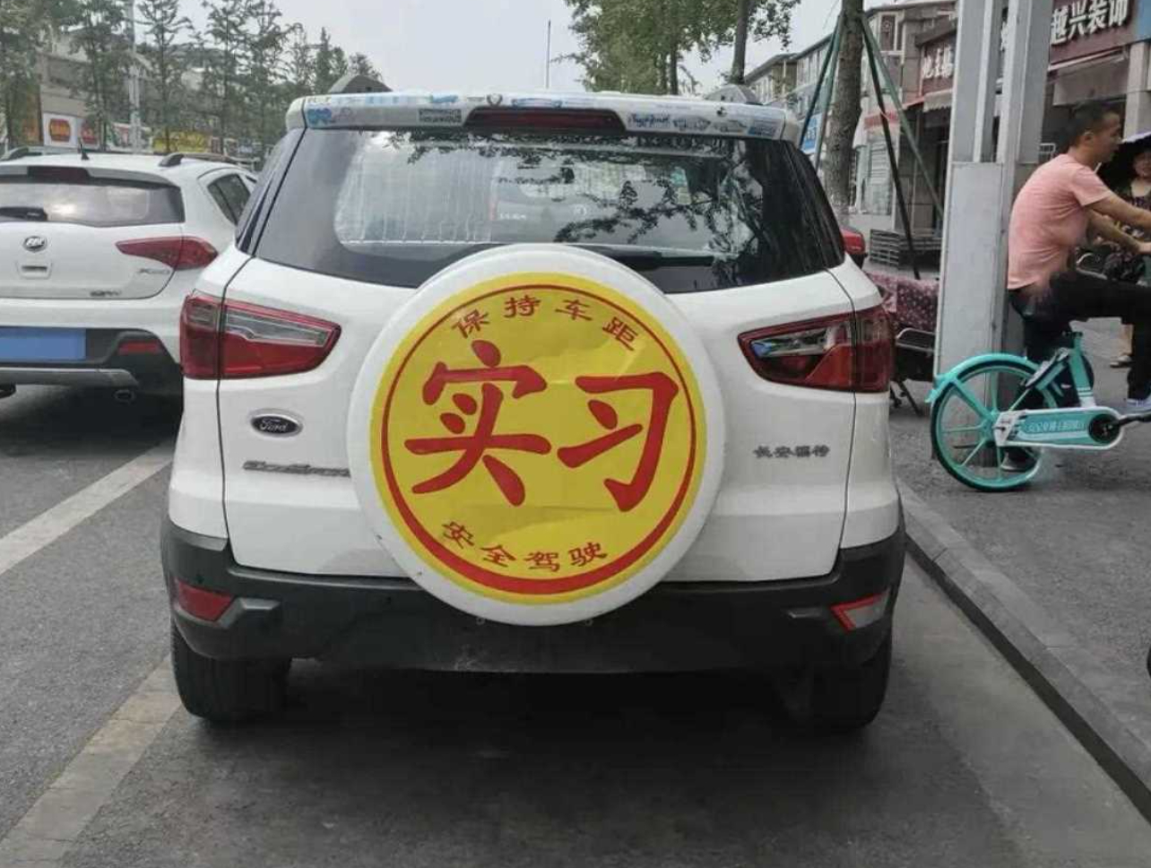 智驾小蓝灯将被禁用哈哈哈，我确实一直没有能理解小蓝灯的意义。是像车尾的实习标一样