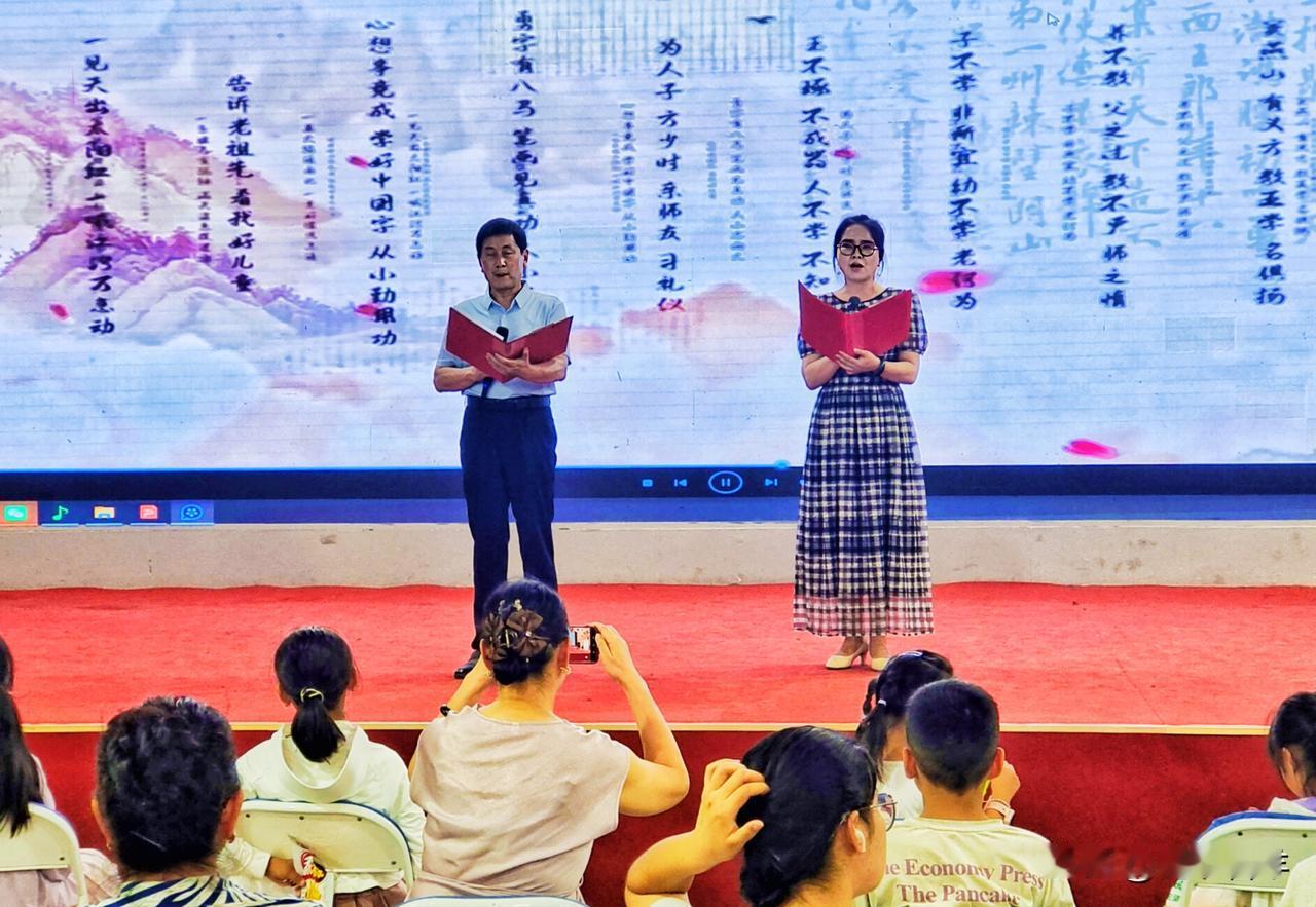阿克苏地区文联“石榴籽”文艺小分队进社区开展送文化下基层活动
作者:陈必成
  