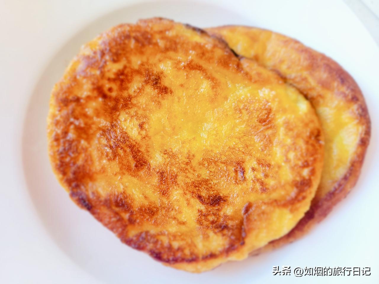 今天中午烙的粘糕饼子，老式的大黄米面，笨方法自然发酵，烙出来的粘糕饼特别黏，还有