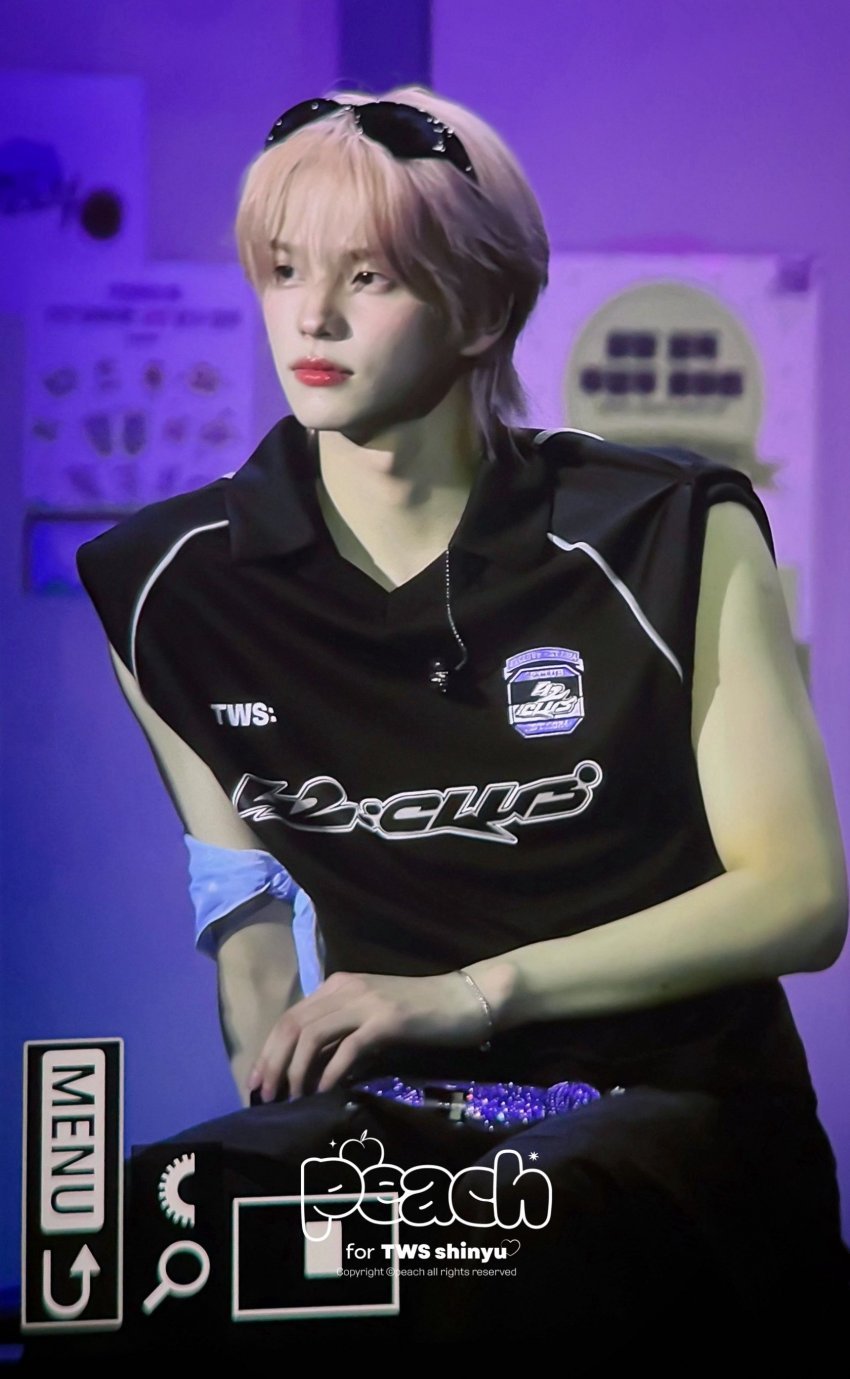 出道以来第一次脱色得到粉丝好评的申惟发型粉丝：和肤色完全适配啊~ 脖子好好看~ 